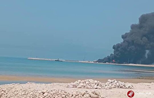 محبوس شدن برخی افراد در حادثه آتش‌سوزی اسکله دیر تکذیب شد