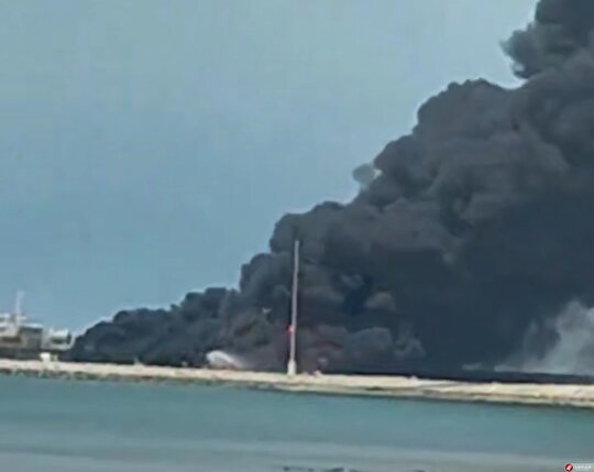 آتش‌سوزی گسترده در اسکله بندر دیر؛ ۳ نفر تاکنون جان باختند
