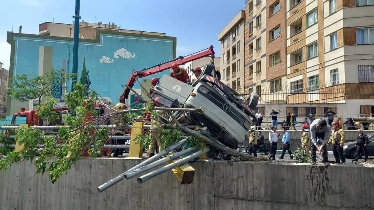 واژگونی خودرو حامل کپسول‌های گاز مایع جان راننده را گرفت