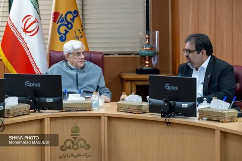 عارف: کارکنان صنعت نفت در زمانی کوتاه آسیب‌های ناشی از جنگ را جبران کردند