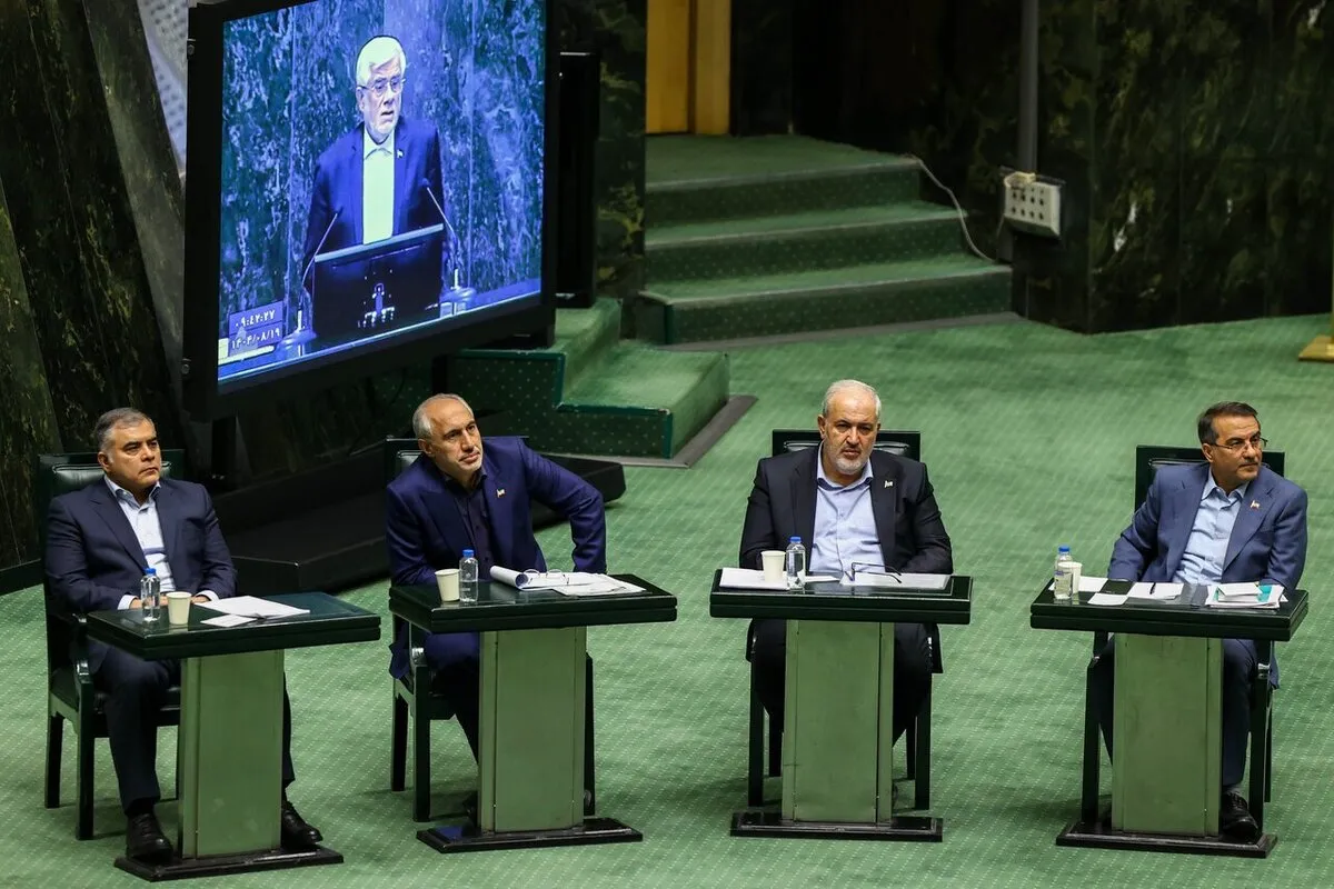 جلسه علنی مجلس شورای اسلامی با حضور وزرای نفت و نیرو