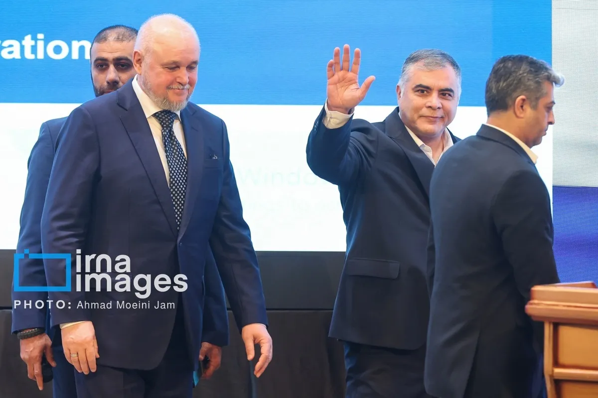 پیاده‌روی وزیر نفت ایران و وزیر انرژی روسیه در مرکز شهر تهران/ توضیحات پاک‌نژاد درباره آجیل‌های یک دست‌فروش به سرگئی تیسیلوف